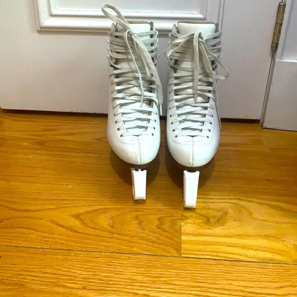 Women’s Jackson skates